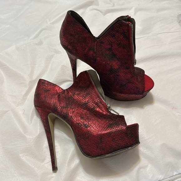 Stunning Red Snake Skinned Platform Heels - Size 10 - Picture 2 of 3
